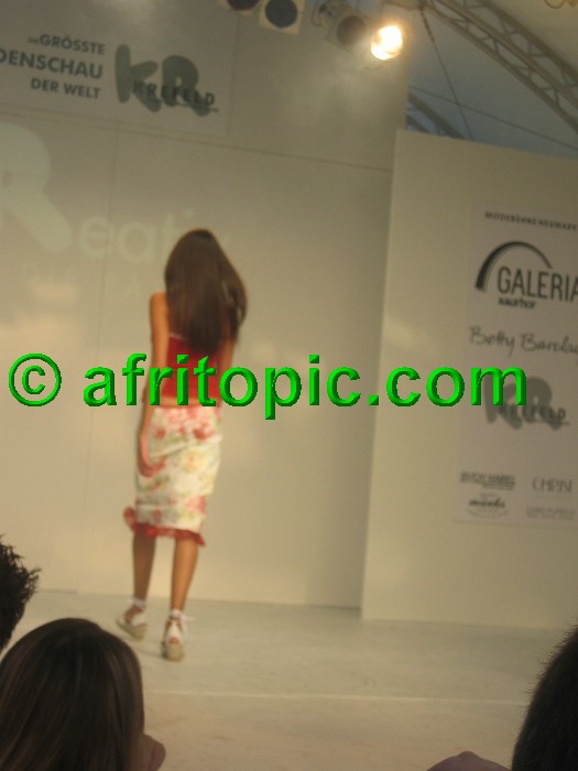 ../Images/Krefeld-Strssenmodenschau-2005 583.jpg